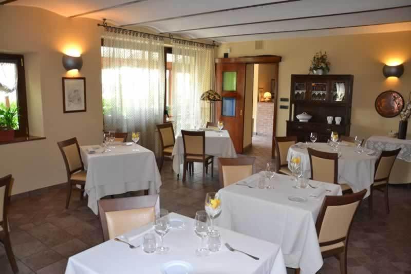Trattoria Del Bivio Casa de hóspedes Cerretto Langhe Exterior foto