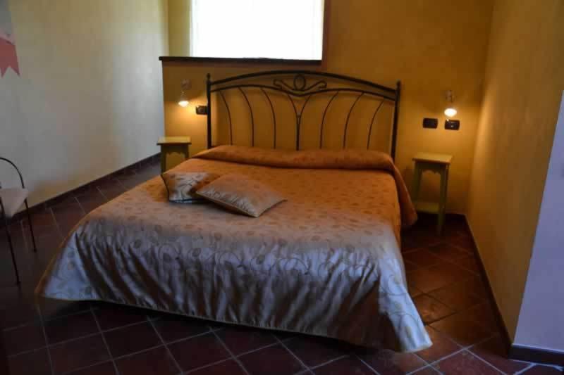 Trattoria Del Bivio Casa de hóspedes Cerretto Langhe Quarto foto
