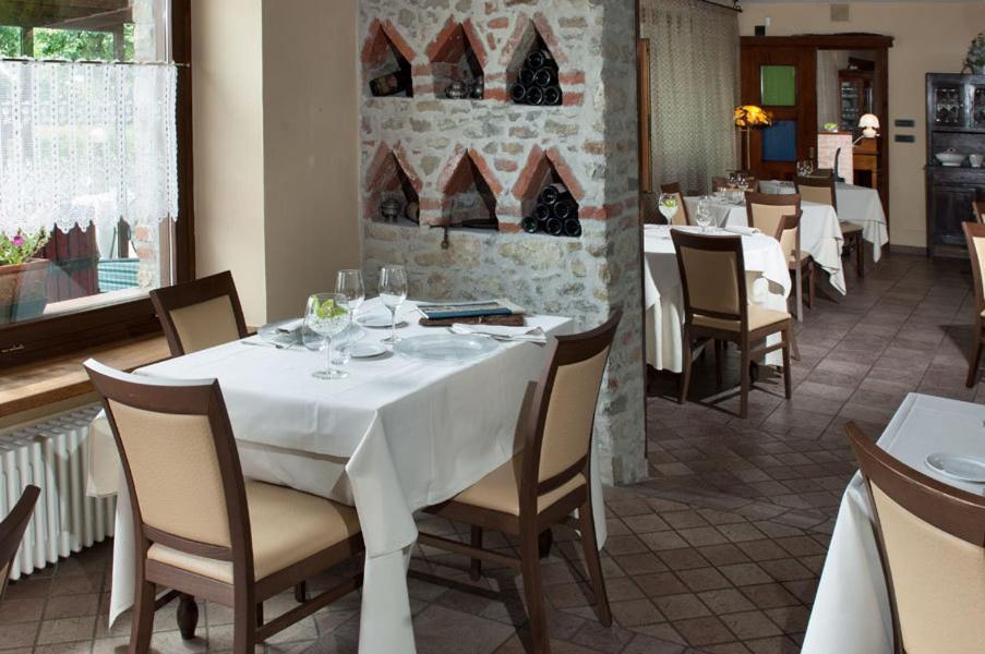 Trattoria Del Bivio Casa de hóspedes Cerretto Langhe Exterior foto