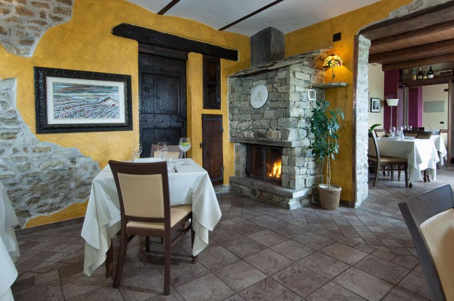 Trattoria Del Bivio Casa de hóspedes Cerretto Langhe Exterior foto