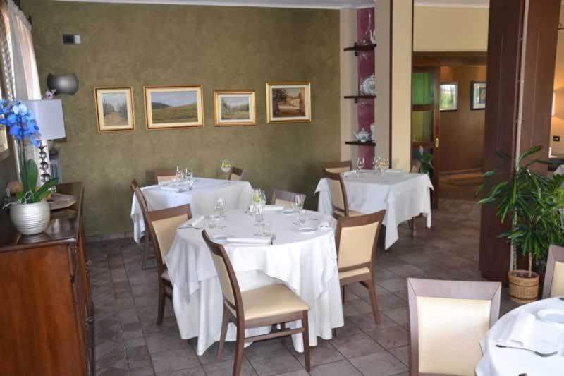 Trattoria Del Bivio Casa de hóspedes Cerretto Langhe Exterior foto
